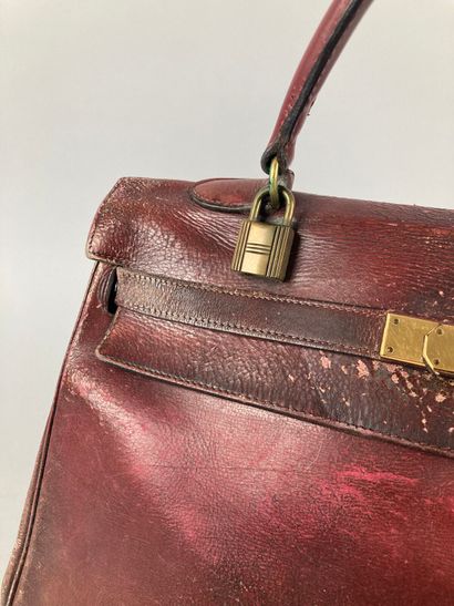 HERMÈS Paris
Sac Kelly 35 en box rouge, bijouterie...