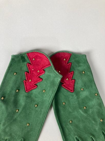HERMÈS Paris
Paire de gants en daim vert...