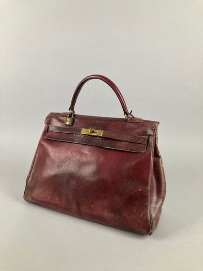HERMÈS Paris
Sac Kelly 35 en box rouge, bijouterie...