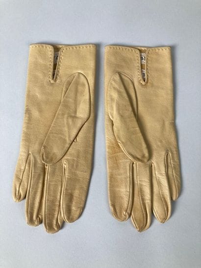 Attribuée à HERMÈS Paris
Paire de gants en...