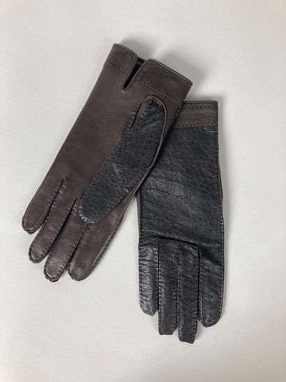 HERMÈS Paris 
Paire de gants en cuir marron...