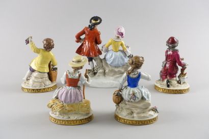 Lot de quatre sujets en porcelaine représentant...
