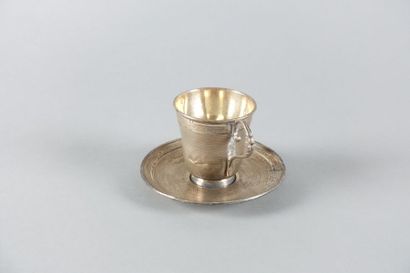 Tasse et sa sous-tasse en argent à décor...