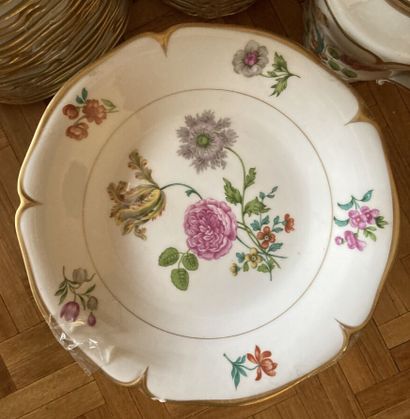 Partie de service de table en porcelaine...