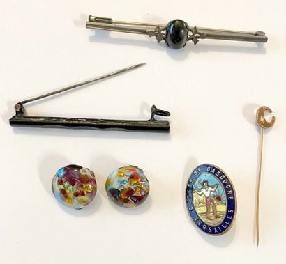 Lot de bijoux fantaisie, pinces, montres...