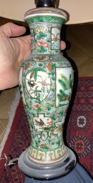 CHINE

Vase balustre en porcelaine peinte...