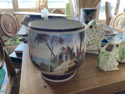 LIMOGES

Cache-pot en porcelaine à décor...