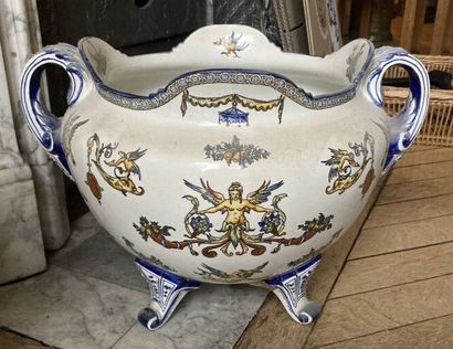 GIEN

Cache-pot en faïence à décor de grotesques...