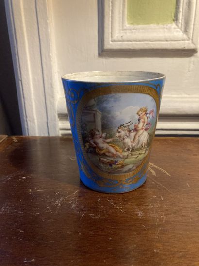SÈVRES

Tasse

Marquée

Haut. : 10,2 cm ;...