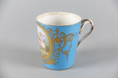 SÈVRES

Tasse

Marquée

Haut. : 10,2 cm ;...