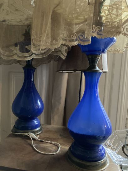 Paire de lampes en opaline bleue et monture...