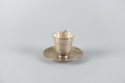 Tasse et sa sous-tasse en argent à décor...