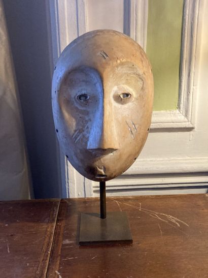 AFRIQUE

Masque en bois sculpté à décor patiné...