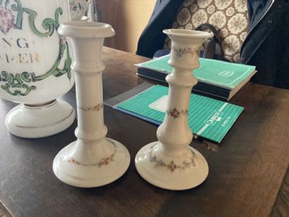 trois bougeoirs en porcelaine