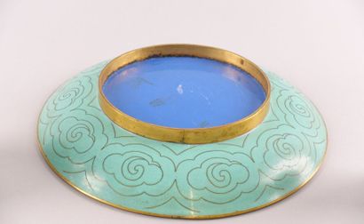 Lot comprenant : 

- Une assiette circulaire...