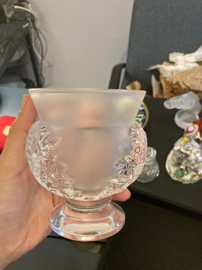 LALIQUE France 

Petit vase pansu en cristal...