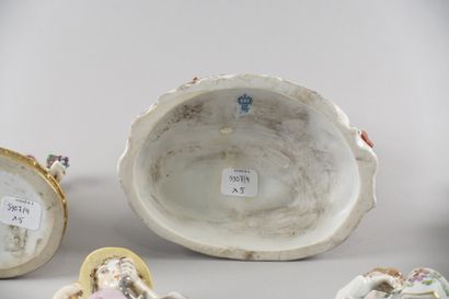 Lot de quatre sujets en porcelaine représentant...