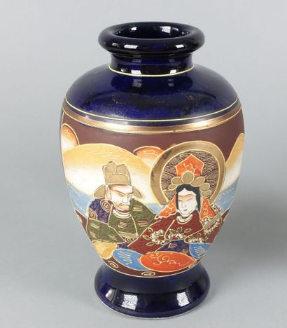 JAPON

Paire de vases couverts en céramique...