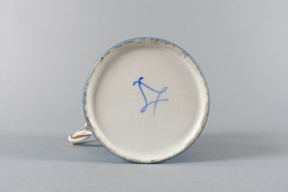 SÈVRES

Tasse

Marquée

Haut. : 10,2 cm ;...