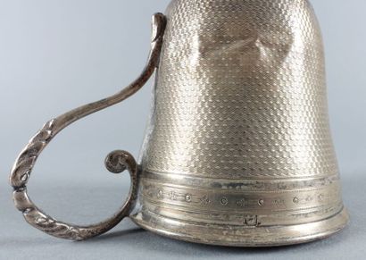 Tasse et sa sous-tasse en argent à décor...
