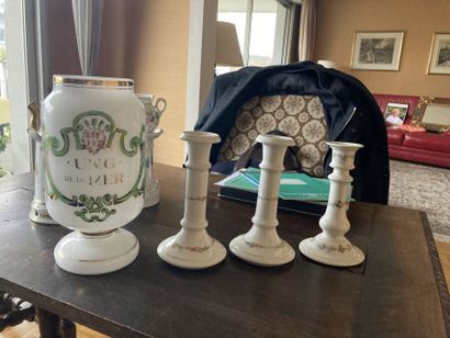trois bougeoirs en porcelaine