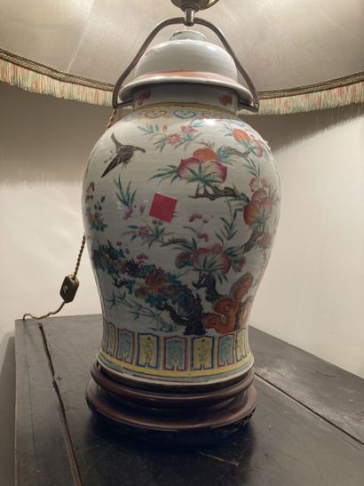 CHINE

Pot couvert en porcelaine blanche...