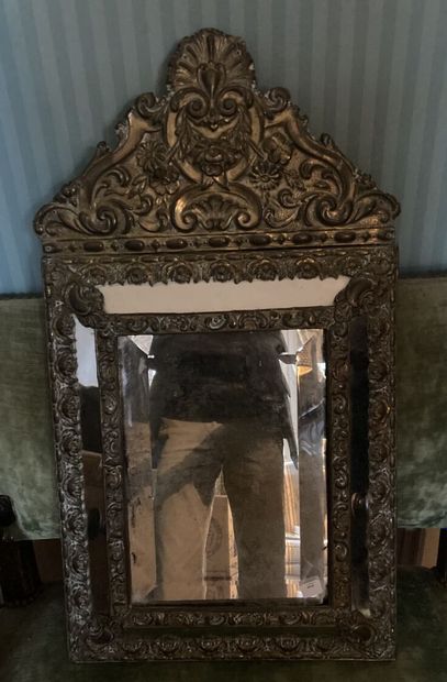 Miroir à parecloses dans un cadre en métal...