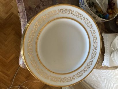 ULIM LIMOGES

Neuf assiettes en porcelaine...