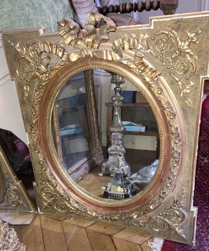 Miroir ovale dans un cadre rectangulaire...