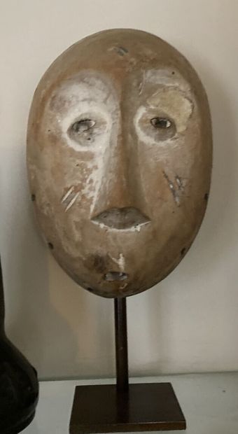 AFRIQUE

Masque en bois sculpté à décor patiné...