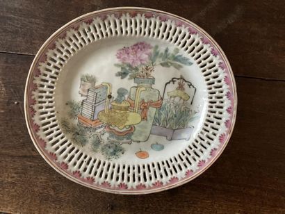CHINE

Plat ovale en porcelaine, l'aile ajourée,...