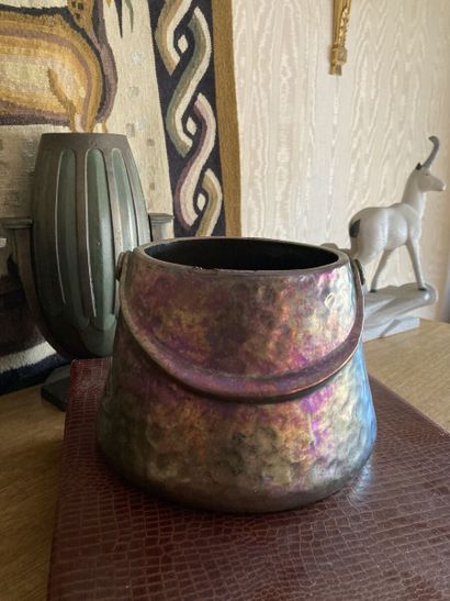 LIMOGES - Barbat

Pot en céramique lustrée...