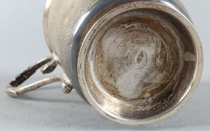 Tasse et sa sous-tasse en argent à décor...
