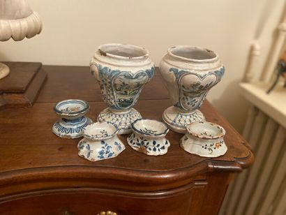 Lot de faïence comprenant deux pots sans...