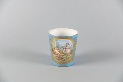 SÈVRES

Tasse

Marquée

Haut. : 10,2 cm ;...