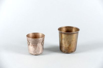 Réunion de deux timbales en argent, l'une...