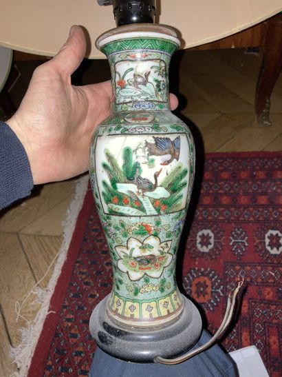 CHINE

Vase balustre en porcelaine peinte...