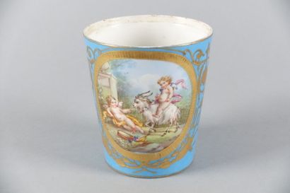 SÈVRES

Tasse

Marquée

Haut. : 10,2 cm ;...
