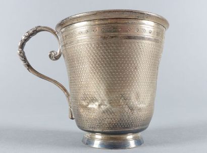 Tasse et sa sous-tasse en argent à décor...