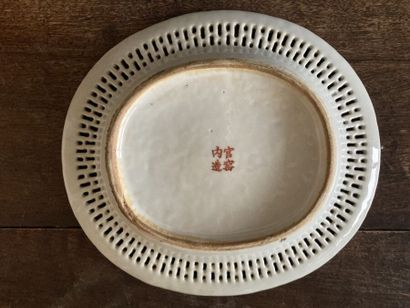 CHINE

Plat ovale en porcelaine, l'aile ajourée,...