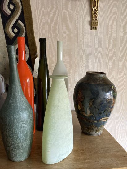 Lot de six vases et bouteilles en verre et...
