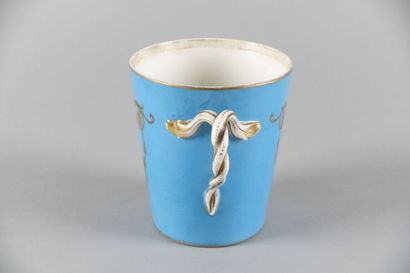 SÈVRES

Tasse

Marquée

Haut. : 10,2 cm ;...