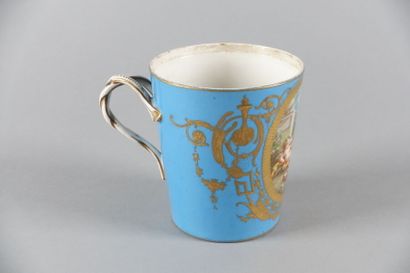 SÈVRES

Tasse

Marquée

Haut. : 10,2 cm ;...