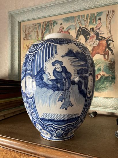 Dans le goût de DELFT

Vase de forme ovoïde...