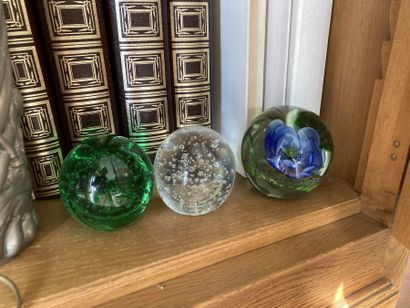 Lot de boules presse-papier en verre

(A...