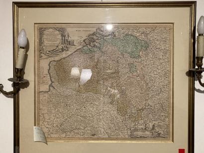 Réunion de trois cartes

Encadrées, sous...