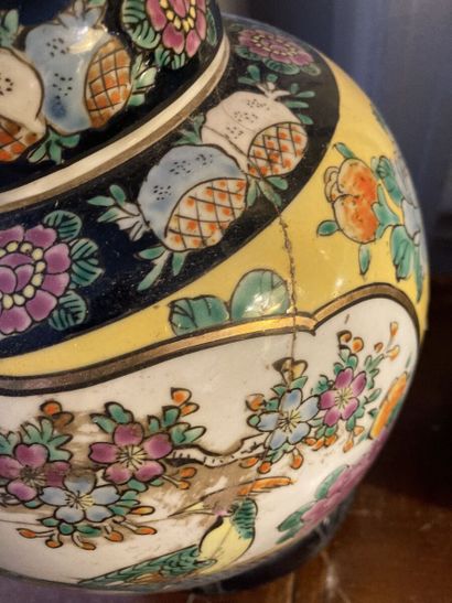 JAPON

Paire de pots couverts en porcelaine...