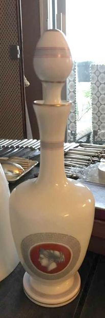 Carafe couverte sur piédouche en opaline...