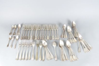 Un lot de couverts en métal argenté comprenant...