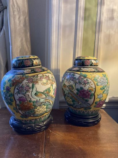 JAPON

Paire de pots couverts en porcelaine...